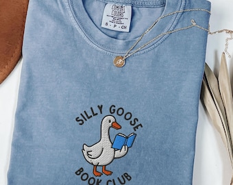 Haftowana koszulka Silly Goose Book Club Comfort Colors®, zabawna koszulka dla czytelnika, koszulka z nadrukiem dla miłośnika książek, przytulna koszulka z grafiką do czytania