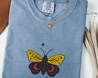 Vintage Motte Schmetterling gestickt Comfort Colors® Shirt, Cottage Core Shirt, nächtliche Motte Tee, Geschenk für Sie, Muttertagsgeschenk