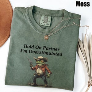 Chemise Hold On Partner Im Overstimulated Comfort Colors®, Chemise Cowboy Grenouille, Chemise Cowboy Grenouille Unhinged, Chemise Animal mignon, Chemise Grenouille rigolote