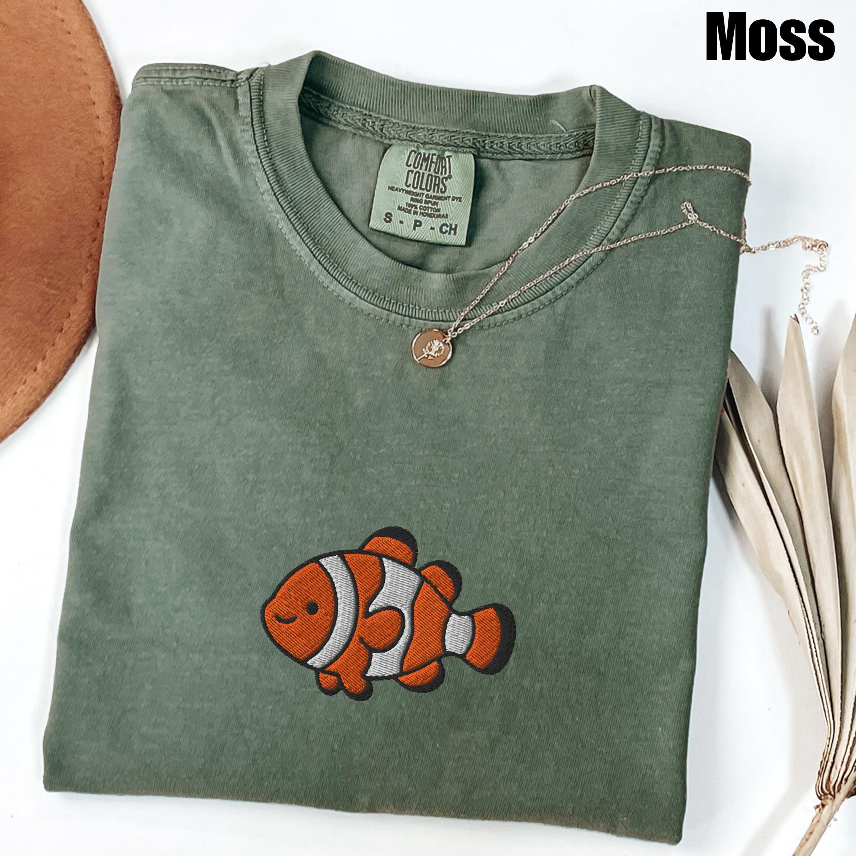 カクレクマノミの刺繍入りコンフォートカラーズ®Tシャツ、かわいい海の 