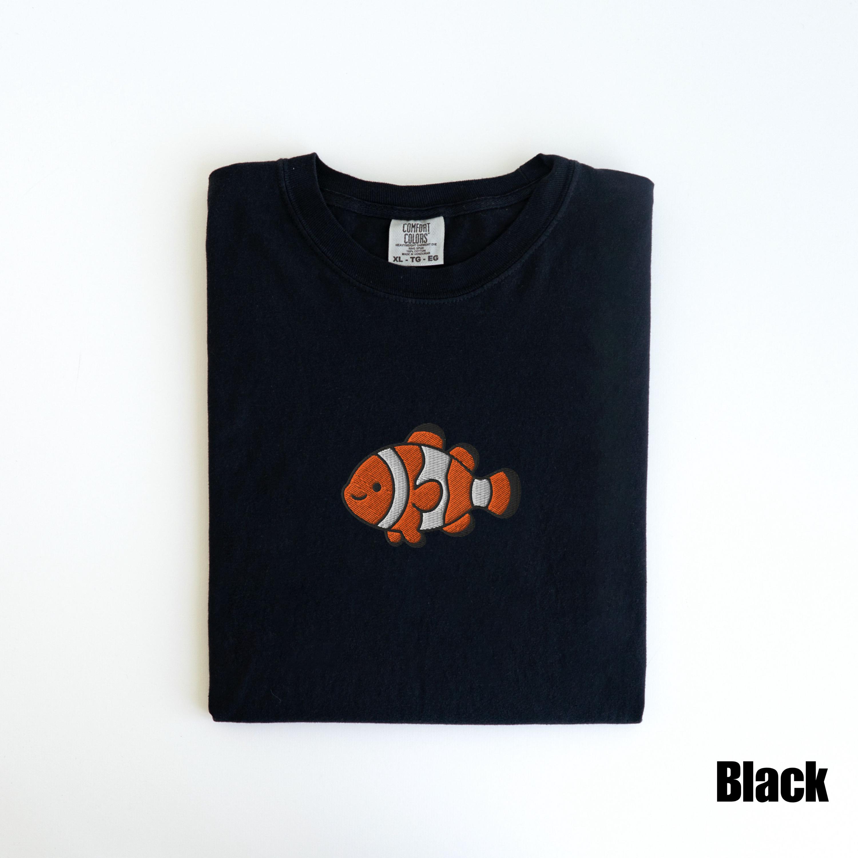 カクレクマノミの刺繍入りコンフォートカラーズ®Tシャツ、かわいい海の 