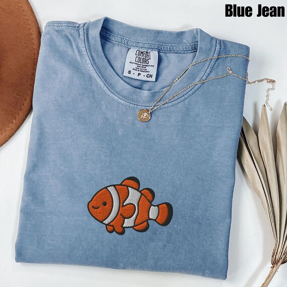 クマノミの刺繍入りコンフォートカラーズ®Tシャツ、かわいい海の生き物