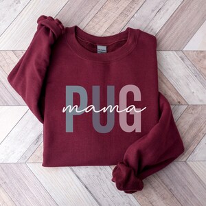 Sweat-shirt maman carlin Cadeau pour maman carlin Chemise de carlin noir Chemise de maman de chien Cadeaux de maman de chien Cadeau mignon damour de carlin Maman Carlin Cadeau de maman de chien Maroon