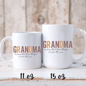 以下が含まれることがあります： カラフルな文字で「GRANDMA」と書かれた白いセラミック製のマグカップ2つ。小さい方のマグカップは11オンス、大きい方は15オンス。両方のマグカップには、「GRANDMA」の下に「Zachary」「Allison」「Lagan」「Camden」「Lucas」という名前が書かれており、各名前の間にハートマークが描かれている。