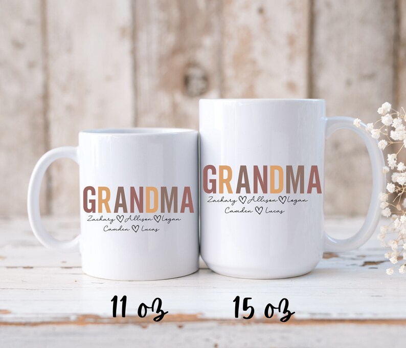 以下が含まれることがあります： カラフルな文字で「GRANDMA」と書かれた白いセラミック製のマグカップ2つ。小さい方のマグカップは11オンス、大きい方は15オンス。両方のマグカップには、「GRANDMA」の下に「Zachary」「Allison」「Lagan」「Camden」「Lucas」という名前が書かれており、各名前の間にハートマークが描かれている。