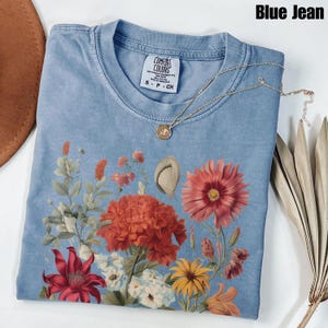 Maglietta Boho Wildflowers Cottagecore / Regalo per lei / Maglietta Comfort Colors® / Whimsigoth / Magliette con piante / Maglietta floreale / Regalo per donna Blue Jean