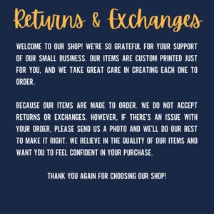 Pode incluir: Texto sobre um fundo azul escuro com as palavras "Returns & Exchanges" em amarelo. O texto explica que a loja &eacute; grata pelo apoio dos seus clientes e que os itens s&atilde;o impressos personalizados. Tamb&eacute;m indica que n&atilde;o s&atilde;o aceites devolu&ccedil;&otilde;es nem trocas porque os itens s&atilde;o feitos por encomenda. No entanto, se houver um problema com uma encomenda, os clientes podem enviar uma fotografia e a loja far&aacute; o seu melhor para resolver o problema. O texto termina com "Obrigado novamente por escolher a nossa loja!"