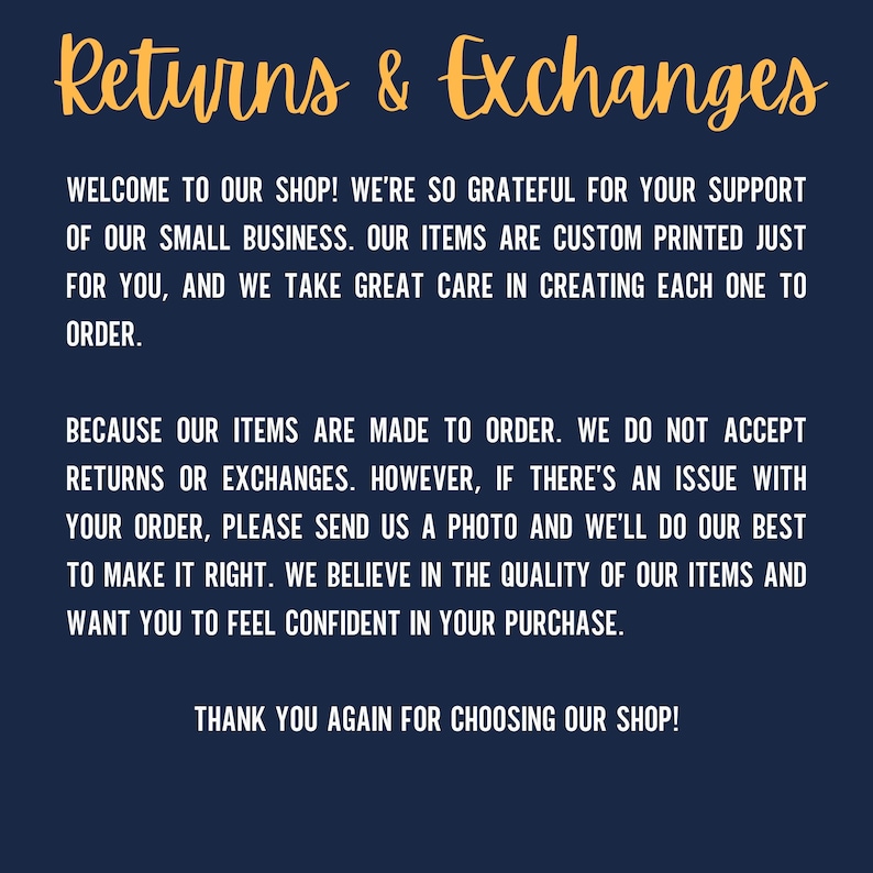 Pode incluir: Texto sobre um fundo azul escuro com as palavras "Returns & Exchanges" em amarelo. O texto explica que a loja &eacute; grata pelo apoio dos seus clientes e que os itens s&atilde;o impressos personalizados. Tamb&eacute;m indica que n&atilde;o s&atilde;o aceites devolu&ccedil;&otilde;es nem trocas porque os itens s&atilde;o feitos por encomenda. No entanto, se houver um problema com uma encomenda, os clientes podem enviar uma fotografia e a loja far&aacute; o seu melhor para resolver o problema. O texto termina com "Obrigado novamente por escolher a nossa loja!"