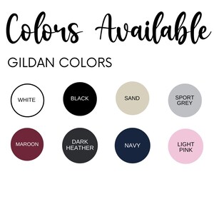 K&ouml;nnte beinhalten: Eine Tabelle mit den verf&uuml;gbaren Farben f&uuml;r Gildan-Bekleidung. Die Farben umfassen Wei&szlig;, Schwarz, Sand, Sportgrau, Rotbraun, Dunkelgrau, Marineblau und Hellrosa.