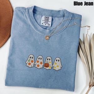 Broderad spöke Comfort Colors®-skjorta, broderad halloweenskjorta, söt spökskjorta, halloweenskjorta, söt halloween, halloweenpresent Blue Jean