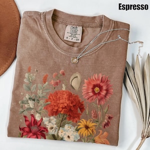 Maglietta Boho Wildflowers Cottagecore / Regalo per lei / Maglietta Comfort Colors® / Whimsigoth / Magliette con piante / Maglietta floreale / Regalo per donna Espresso