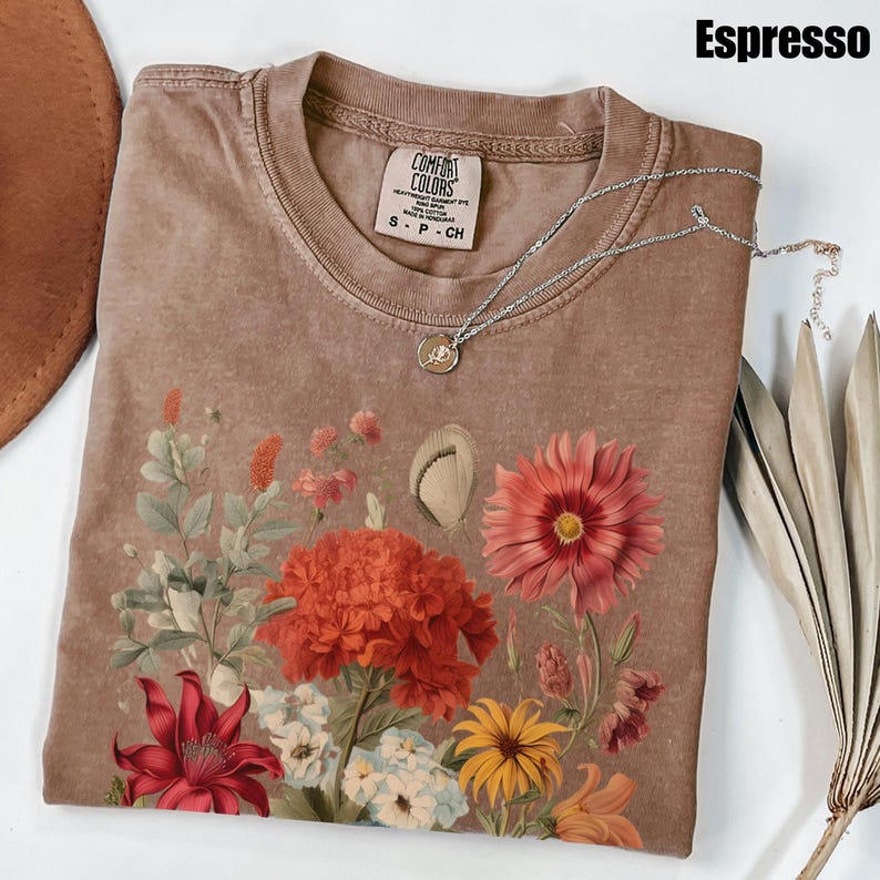 Maglietta Boho Wildflowers Cottagecore / Regalo per lei / Maglietta Comfort Colors® / Whimsigoth / Magliette con piante / Maglietta floreale / Regalo per donna Espresso