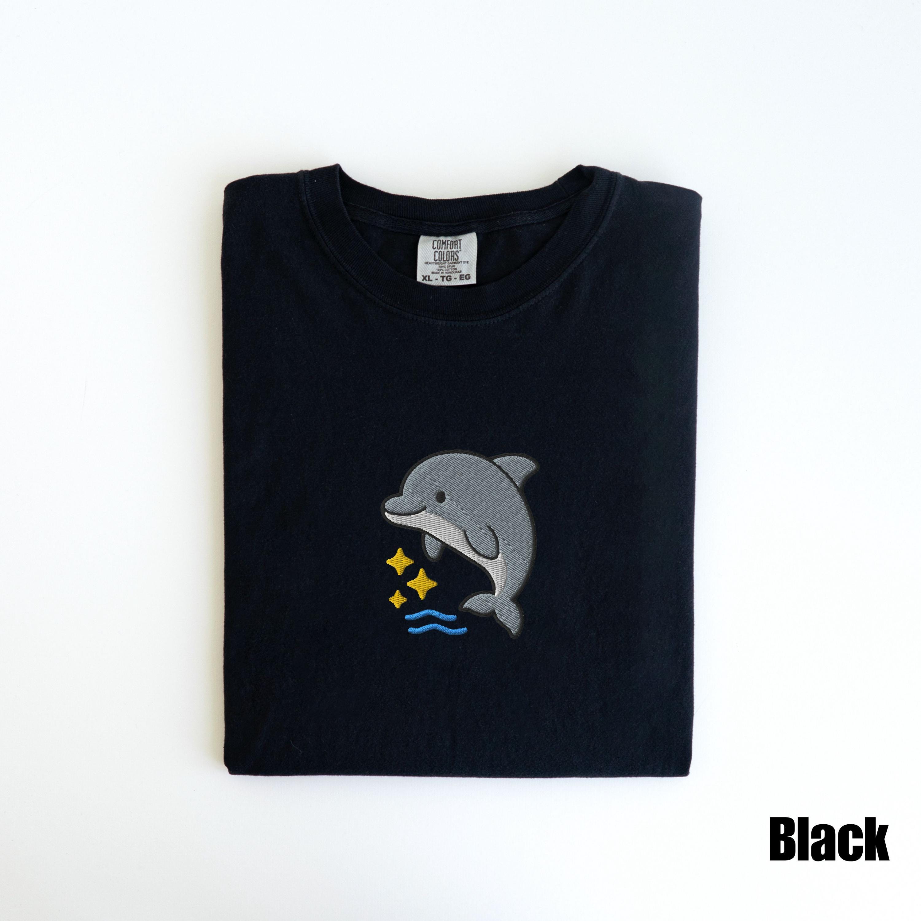 イルカ刺繍入りコンフォートカラーズ®Tシャツ、かわいい海の動物T 