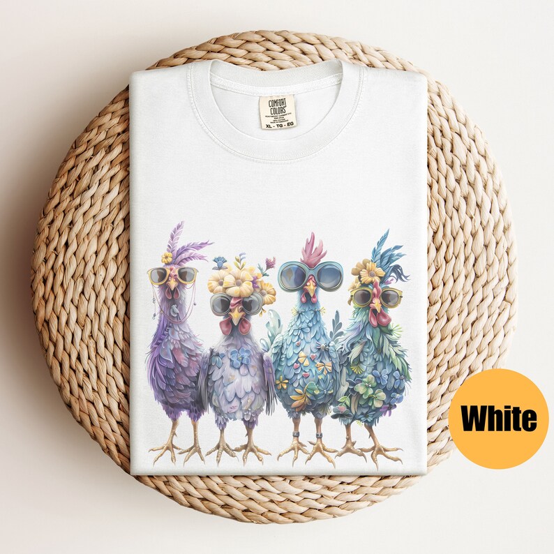 Peut inclure: T-shirt blanc avec un motif de quatre poulets portant des lunettes de soleil et des fleurs. Les poulets sont violets, bleus et verts.