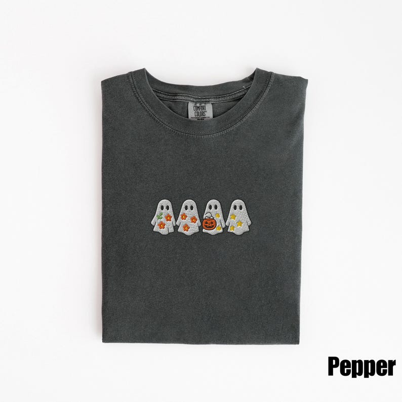 Broderad spöke Comfort Colors®-skjorta, broderad halloweenskjorta, söt spökskjorta, halloweenskjorta, söt halloween, halloweenpresent Pepper