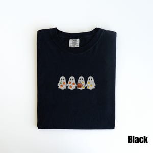 Broderad spöke Comfort Colors®-skjorta, broderad halloweenskjorta, söt spökskjorta, halloweenskjorta, söt halloween, halloweenpresent Black
