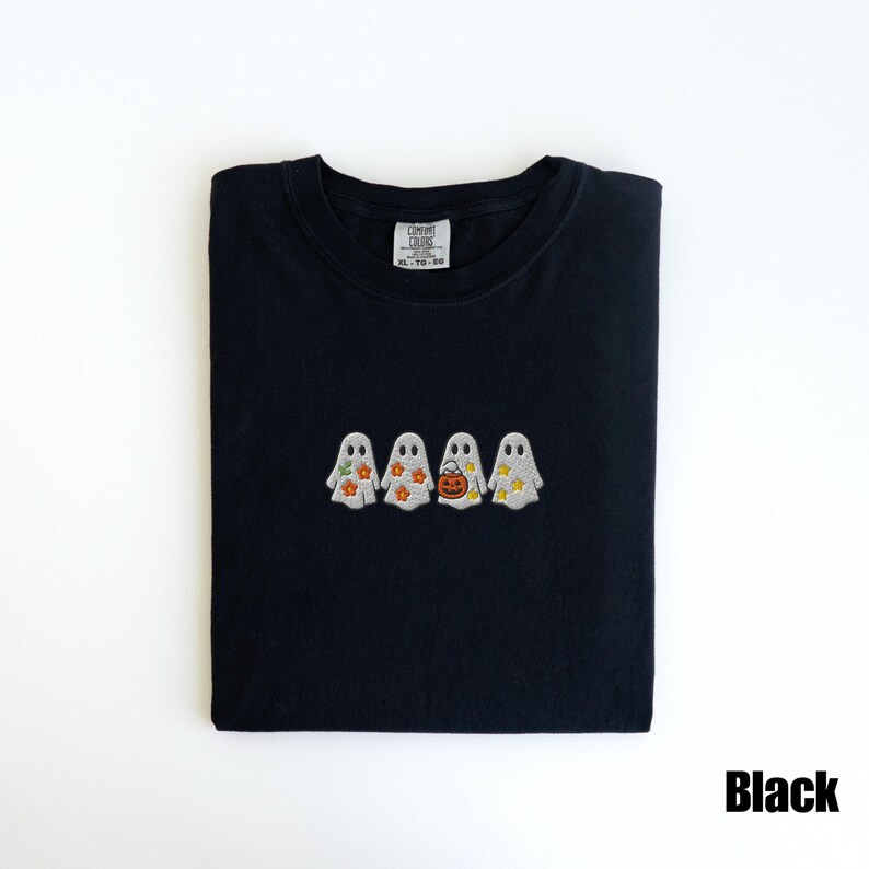 Broderad spöke Comfort Colors®-skjorta, broderad halloweenskjorta, söt spökskjorta, halloweenskjorta, söt halloween, halloweenpresent Black