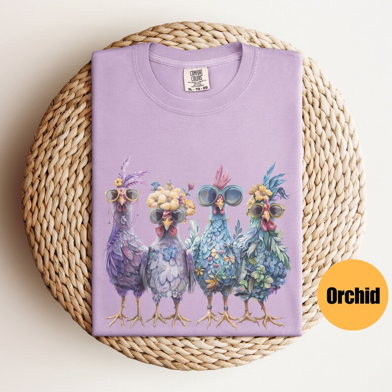 Peut inclure: Un t-shirt lavande avec un motif de quatre poulets portant des lunettes de soleil et des bandeaux floraux. Les poulets sont debout en rang et regardent le spectateur. Le texte "COMFORT COLORS" est visible sur l'&eacute;tiquette du t-shirt.