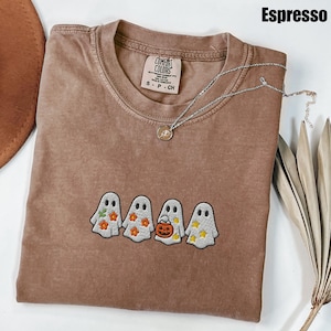 Broderad spöke Comfort Colors®-skjorta, broderad halloweenskjorta, söt spökskjorta, halloweenskjorta, söt halloween, halloweenpresent Espresso