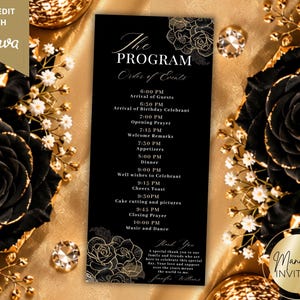 Könnte beinhalten: Eine schwarze, rechteckige Programmkarte für Veranstaltungen mit goldenen Rosen-Linienzeichnungen oben und unten. Der Text lautet The Program, Order of Events, und listet Zeiten von 18:00 bis 22:00 Uhr auf, gefolgt von einer Dankesnachricht und dem Namen Jennifer Williams.