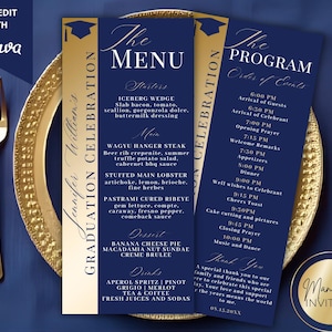 Pode incluir: Cartões de menu e programa de formatura azul marinho com detalhes dourados. O menu lista entradas, pratos principais, sobremesas e bebidas. O programa descreve a ordem dos eventos. Os cartões estão em um prato dourado com talheres dourados.