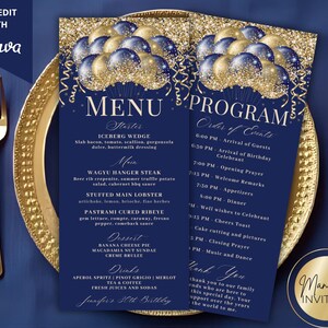 Puede incluir: Tarjetas de menú y programa azul marino con detalles dorados y gráficos de globos. El menú enumera entrantes, platos principales, postres y bebidas. El programa describe el orden de los eventos. El texto "Jennifer's 30th Birthday" es visible.