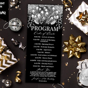 Pode incluir: Programa de aniversário preto e prata com um gráfico de balões. O programa inclui a ordem dos eventos, uma mensagem de agradecimento e o nome "Jennifer's 30th Birthday". O design apresenta um fundo preto com detalhes dourados e prateados.