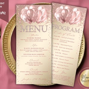 Op de afbeelding: Elegante menu- en programmakaarten met een roségoud en glitter ontwerp. Het menu bevat voorgerechten, hoofdgerechten, desserts en drankjes. Het programma schetst de volgorde van de evenementen. De kaarten liggen op een gouden bord met gouden bestek.