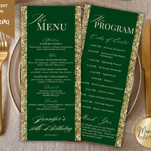 Puede incluir: Elegantes tarjetas de menú y programa de boda en verde y dorado. El menú enumera entrantes, platos principales, postres y bebidas. El programa describe el orden de los eventos, incluida la llegada de los invitados, la cena y la música. El texto dice "Jennifer's 30th Birthday".