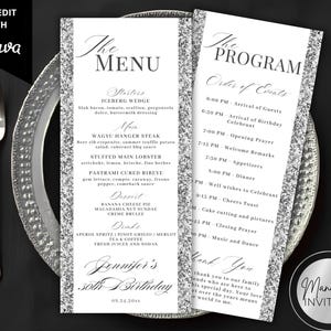 Puede incluir: Dos tarjetas rectangulares verticales con un borde de purpurina plateada y texto en negro. Una tarjeta se titula The Menu, listando platos para el 30 cumpleaños de Jennifer. La otra se titula The Program, detallando el orden de los eventos.