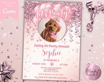 Könnte beinhalten: Eine rosafarbene und weiße Geburtstagseinladung mit einem Foto eines Hundes, der ein rosa Bandana und eine Krone trägt. Die Einladung lautet "Let's Pawty!" und "Calling All Pawty Animals!" mit dem Namen "Sophie" und dem Text "Is Turning 5". Die Einladung enthält auch das Datum und die Uhrzeit der Party, die Adresse und die RSVP-Informationen.