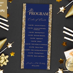 Puede incluir: Un programa de eventos azul marino con bordes y texto dorados brillantes. El programa enumera el orden de los eventos, incluyendo la llegada de los invitados, la oración de apertura, las palabras de bienvenida, los aperitivos, la cena y la música. El programa es para el 30 cumpleaños de Jennifer.