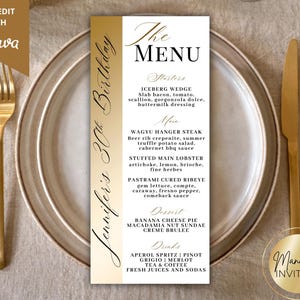 Puede incluir: Una tarjeta de menú para un 30 cumpleaños, con un diseño dorado y blanco. El menú enumera entrantes, platos principales, postres y bebidas. La tarjeta está colocada en una mesa con cubiertos dorados y un plato.