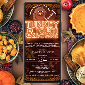 Könnte beinhalten: Einladung zum Thanksgiving-Fest auf einem Smartphone-Bildschirm, umgeben von einem Festmahl. Die Einladung lautet "Turkey & Touchdowns" mit Details für ein Treffen, das von Jennifer & Derek am 24. November veranstaltet wird. Das Bild zeigt gebratenen Truthahn, Kuchen und Beilagen.