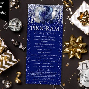 Pode incluir: Um programa de aniversário azul marinho com balões prateados e azuis no topo. O programa inclui a ordem dos eventos, uma mensagem de agradecimento e o texto "Jennifer's 30th Birthday". O fundo é preto com presentes e decorações.