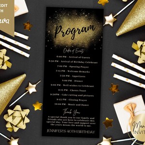 Peut inclure: Une carte de programme d'anniversaire noire avec des accents de paillettes dorées et le texte Program, Order of Events et Thank You. La carte liste un planning de 18h00 à 22h00 pour le 40e anniversaire de Jennifer, entourée de nœuds dorés.