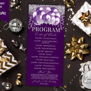 Pode incluir: Um programa de aniversário roxo com um design de balões e detalhes em glitter prateado. O programa inclui a ordem dos eventos, uma mensagem de agradecimento e o texto "Jennifer's 30th Birthday". O design está sobre um fundo preto com caixas de presente e decorações.