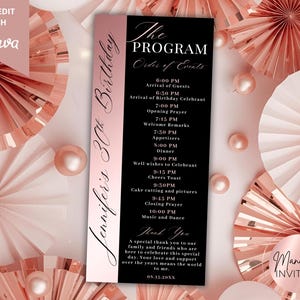 Puede incluir: Un programa negro y oro rosa para una celebración de 30 cumpleaños. El programa incluye el orden de los eventos, desde la llegada de los invitados hasta la música y el baile. El diseño presenta abanicos de papel y el texto "Manifest Invites".