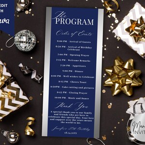 Puede incluir: Un programa de eventos azul marino con detalles plateados y texto blanco, con las palabras "The Program" y "Order of Events". El programa incluye un horario y un mensaje de agradecimiento. La imagen está decorada con regalos y adornos.