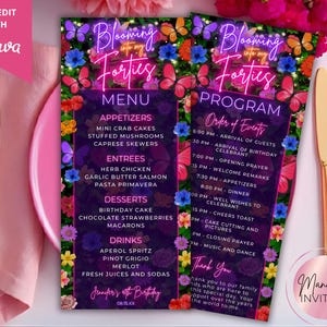 Könnte beinhalten: Eine Speisekarte und ein Programm für eine Geburtstagsfeier mit floralem und Schmetterlingsdesign. Die Speisekarte listet Vorspeisen, Hauptgerichte, Desserts und Getränke auf. Das Programm umreißt die Reihenfolge der Ereignisse, einschließlich Ankunftszeiten, Abendessen und Toasts. Der Text "Blooming into my Forties" wird oben angezeigt.