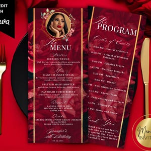 Könnte beinhalten: Eine rote und goldene Speisekarte und ein Programm für eine Geburtstagsfeier. Die Speisekarte zeigt ein Foto einer Frau und eine Liste von Speisen und Getränken. Das Programm listet die Reihenfolge der Ereignisse auf. Goldenes Besteck und ein schwarzer Teller sind ebenfalls sichtbar.
