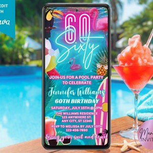 Puede incluir: Una invitación digital para una fiesta de piscina por un 60 cumpleaños. La invitación presenta un flamenco rosa, una tabla de surf y una piscina con un fondo azul y turquesa. El texto de la invitación dice "Únete a nosotros para una fiesta de piscina para celebrar el 60 cumpleaños de Jennifer Williams. Sábado, 15 de julio a las 2:00 PM. La residencia Williams 123 Anywhere St. Any City, ST 12345. RSVP a Melissa antes del 10 de julio 123-456-7890. Trae tu traje de baño y toalla."