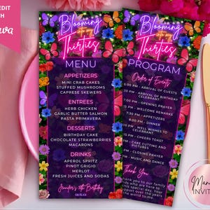 Op de afbeelding: Twee uitnodigingskaarten voor een feestje met een bloemen- en vlinderontwerp. De kaarten hebben een donkerpaarse achtergrond met de tekst "Blooming into my Thirties". Eén kaart is een menu, de andere is een programma. Gouden bestek en een roze bord staan op de voorgrond.