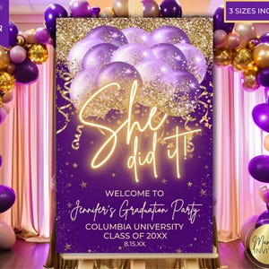 以下が含まれることがあります： 紫と金の卒業パーティーの背景に、風船、キラキラ、そして「She did it!」の文字。ジェニファーの卒業パーティーへようこそ、コロンビア大学、20XX年卒業クラス、8.15.XX.