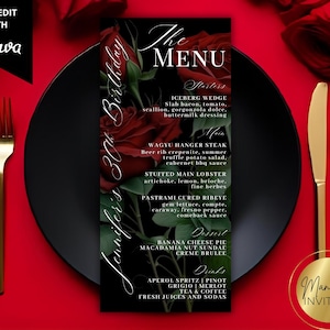 Op de afbeelding: Een zwarte menukaart met de tekst "The Menu" en "Jennifer's 30th Birthday" in elegant schrift, versierd met rode rozenillustraties. Het menu bevat voorgerechten, hoofdgerechten, desserts en drankjes. Gouden bestek en een zwart bord zijn gerangschikt op een rode ondergrond.