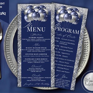 Può includere: Biglietti menu e programma blu navy con dettagli glitterati argentati e grafiche a palloncino. Il menu elenca antipasti, piatti principali, dessert e bevande. Il programma delinea l'ordine degli eventi.