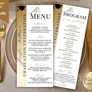 Può includere: Eleganti menu e programmi di laurea con dettagli dorati. Il menu presenta antipasti, piatti principali, dessert e bevande. Il programma delinea l'ordine degli eventi, compreso l'arrivo degli ospiti, la cerimonia e il ricevimento. Le carte sono su un tavolo con posate dorate.