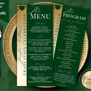 Può includere: Eleganti biglietti per il menu e il programma della festa di laurea. Il menu presenta antipasti, piatti principali, dessert e bevande. Il programma delinea l'ordine degli eventi. Il design include accenti dorati e uno sfondo verde.