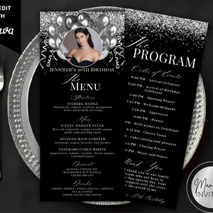 Könnte beinhalten: Schwarze und weiße Event-Menü- und Programmkarte mit silbernen Akzenten. Das Menü zeigt ein Foto, Menüpunkte und den Text "Jennifer's 30th Birthday". Das Programm listet die Reihenfolge der Ereignisse auf. Die Karten liegen auf einem silbernen Teller.