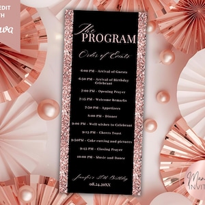 Pode incluir: Um programa de eventos preto com detalhes de glitter dourado rosa e texto. O programa inclui a ordem dos eventos, como a chegada dos convidados, o jantar e a música. O fundo apresenta leques de papel e elementos decorativos em ouro rosa e branco.
